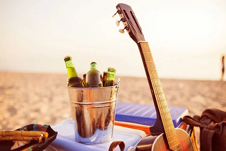 cooler with wheels to keep drinks cool